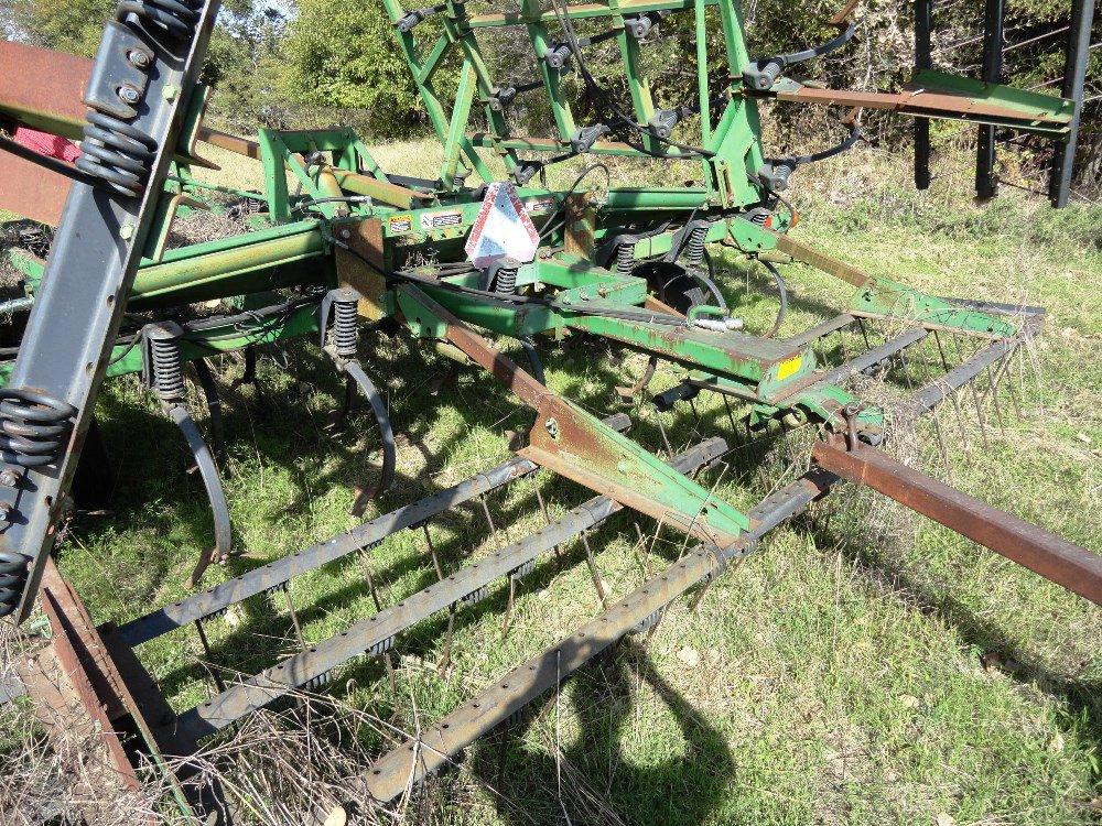 36’ JD M.980 Field Conditioner w/Harrows & Rear Hitch