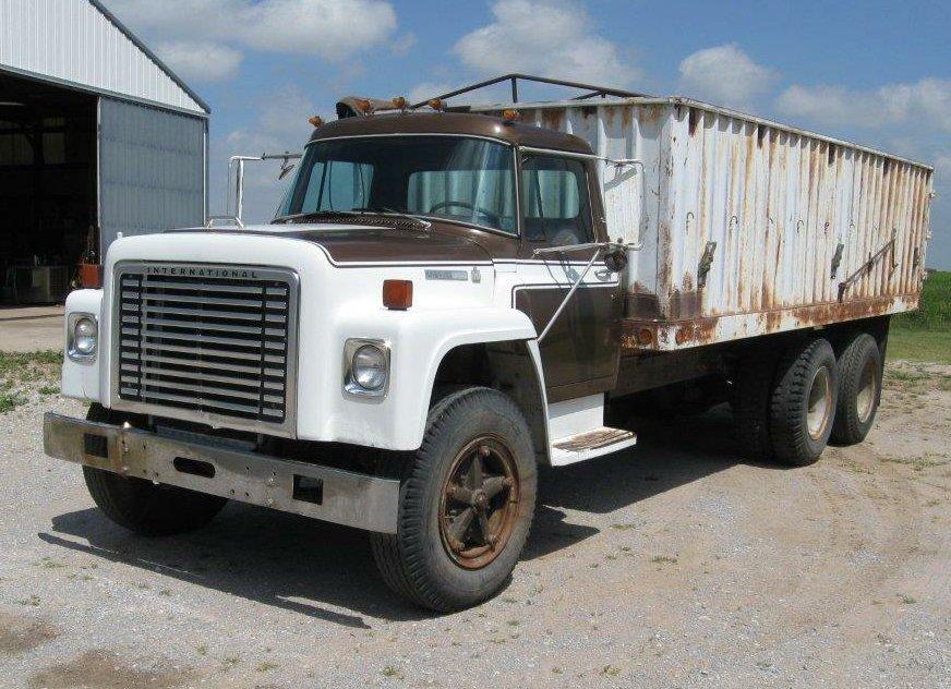 1976 International 1700 Loadstar Tag Axle with 20’ Bed, Good 9.00 X 20 Tires & New Bed Tarp