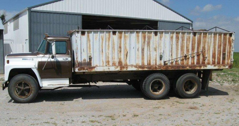 1976 International 1700 Loadstar Tag Axle with 20’ Bed, Good 9.00 X 20 Tires & New Bed Tarp