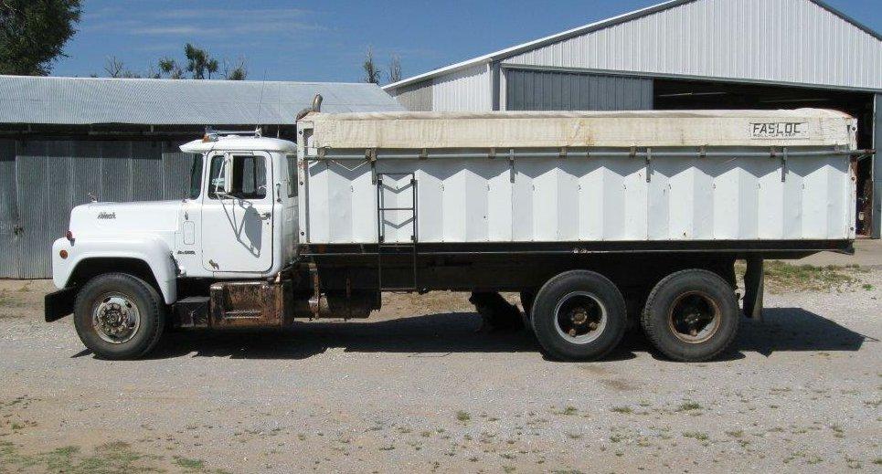 1971 Mack R 600 Maxidyne Twin Screw With 20’ Mabar Bed & Good 10.00 R 20 Tires