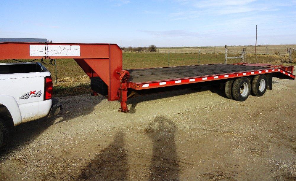 1995 Faunin Gooseneck Tandem Axle 25’ Trailer w/Beaver Tail & Folding Ramps