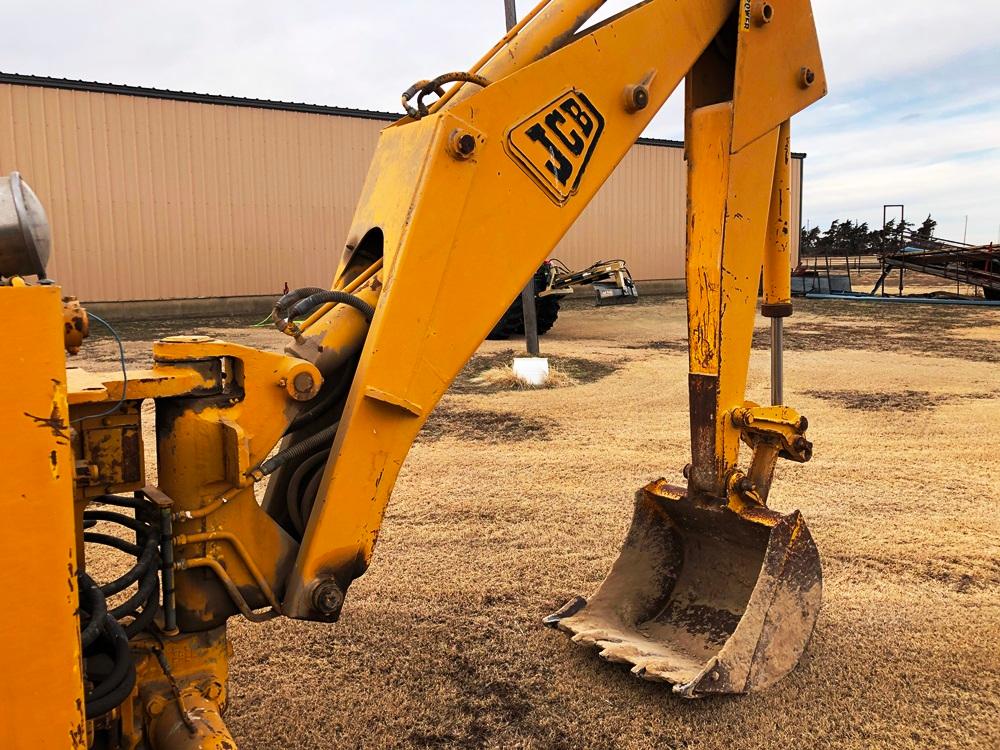 JCB 3D III Backhoe w/Side Shift, 8’ Bucket, Front Pallet Forks, 836 Hrs., SN:13767675