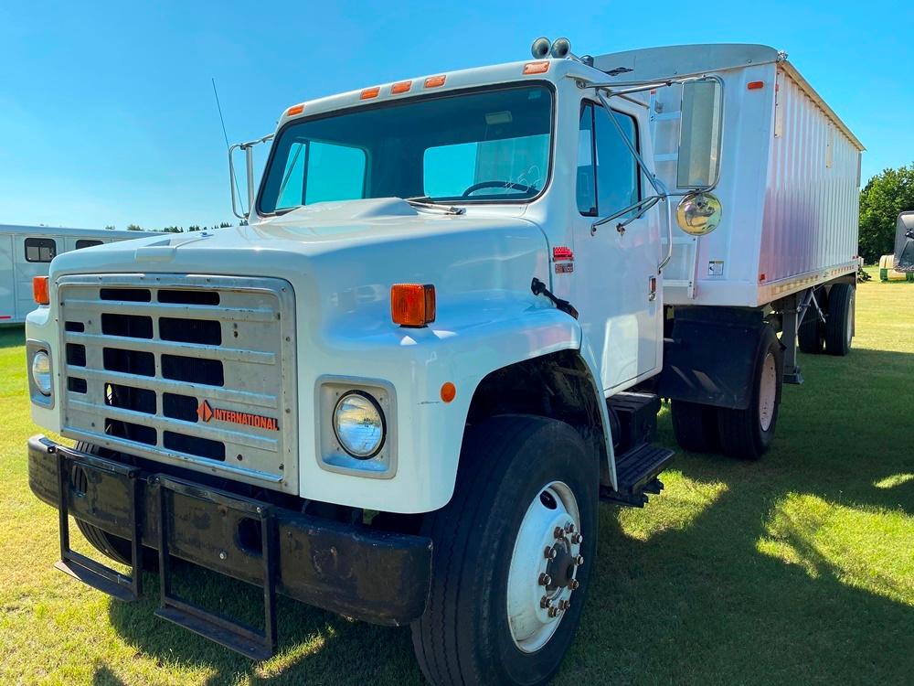 1988 IH S1800 Truck and Jet Grain Trailer (#52)