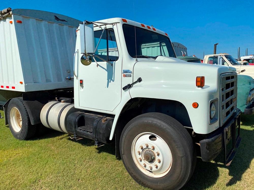 1988 IH S1800 Truck and Jet Grain Trailer (#52)