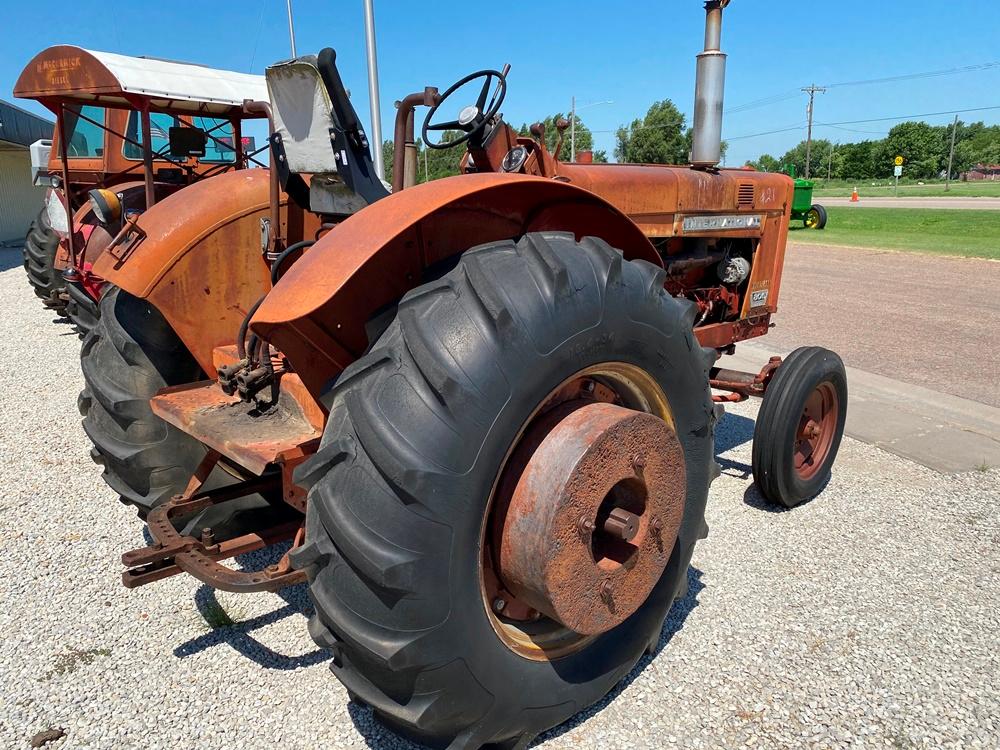 IH Wheatland 806 Dsl. Tractor, Runs Good, SN:4576Y (#21)