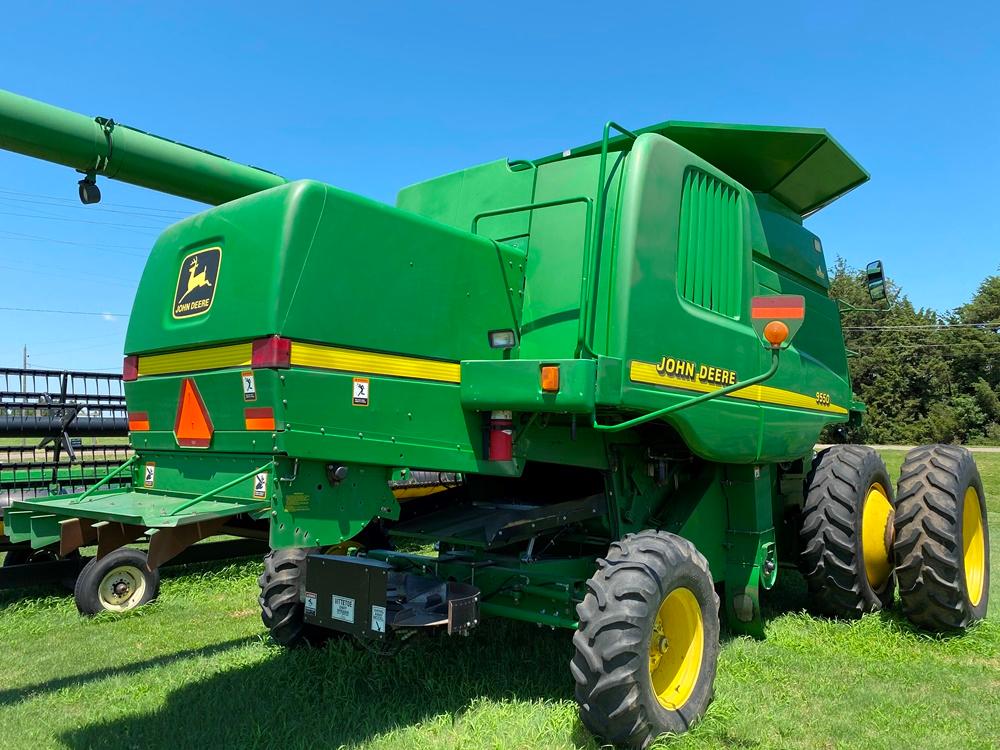 Combo Lot - 2001 JD 9550 Combine & 25' JD Flex Head on Header Trailer (#52)