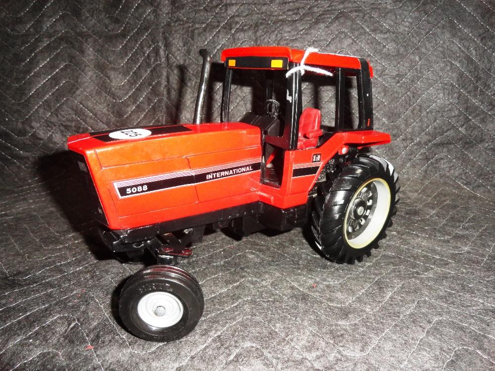 IH 5088 WF Tractor, Cab