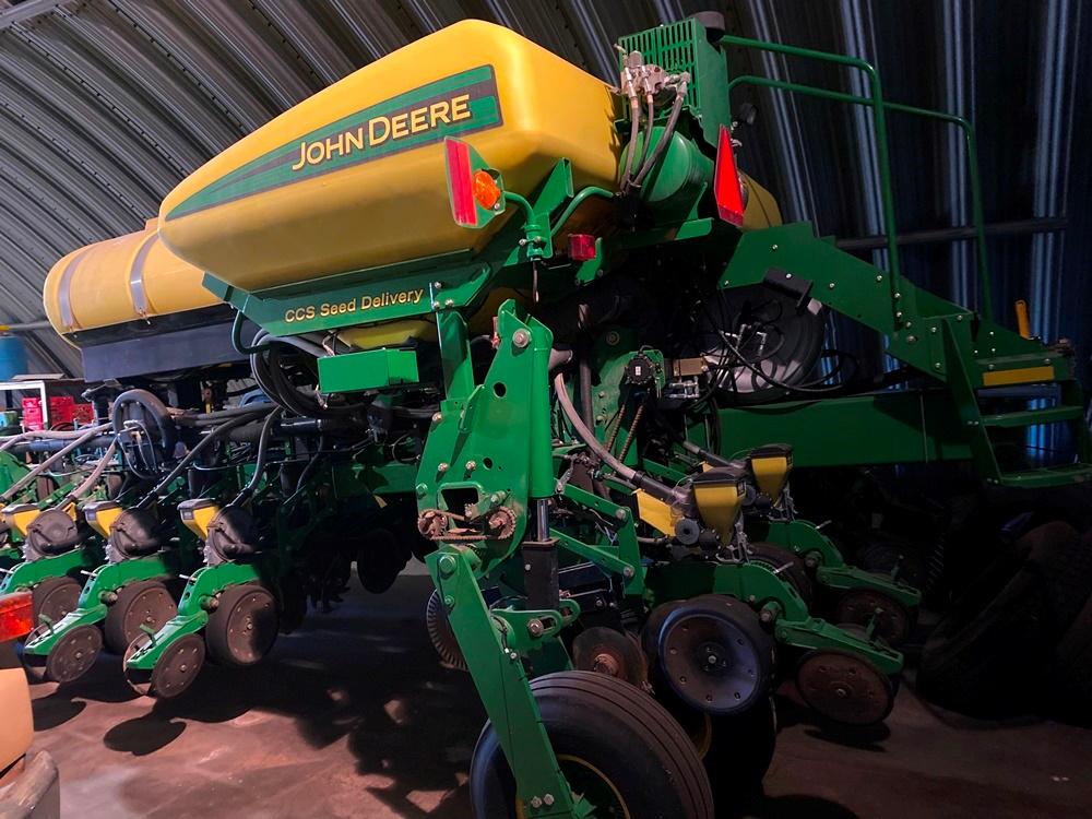 2013 JD 1770 NT 16-Row Planter w/CCS Seed Delivery & Fertilizer w/Extra Bean, Corn & Milo Plates