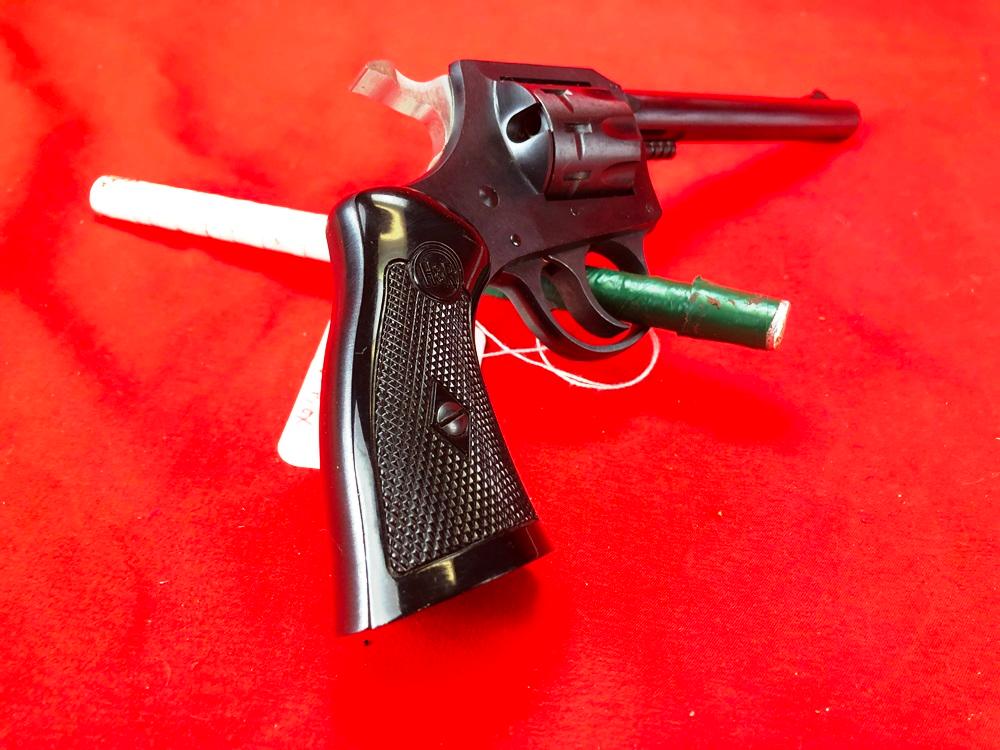 H&R 900, 22LR, SN:AE4429, As New w/Box (Handgun)