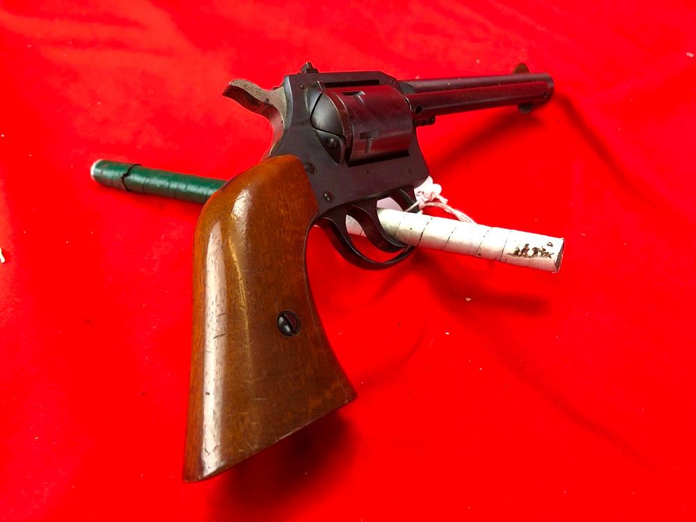 H&R M.649, 22-Cal. Revolver w/Belt Holster, SN:AT140947 (Handgun)