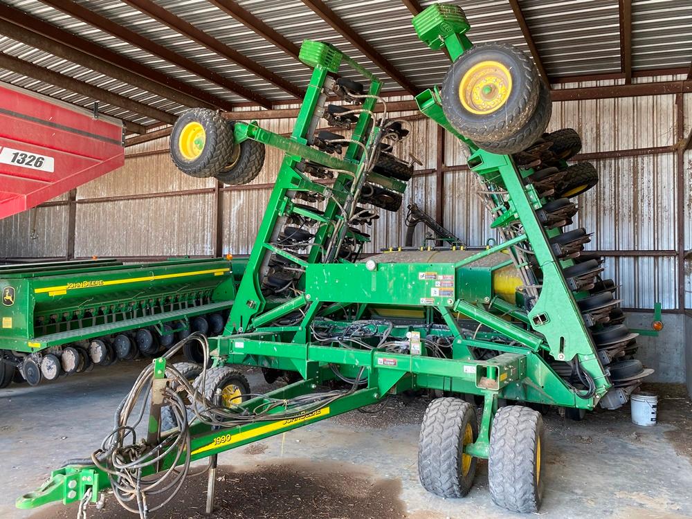 2007 35' JD 1990 Air Seeder, 7 1/2"