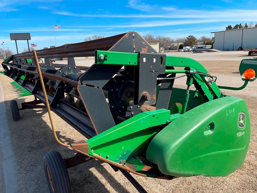 JD 630 R Header w/ trailer