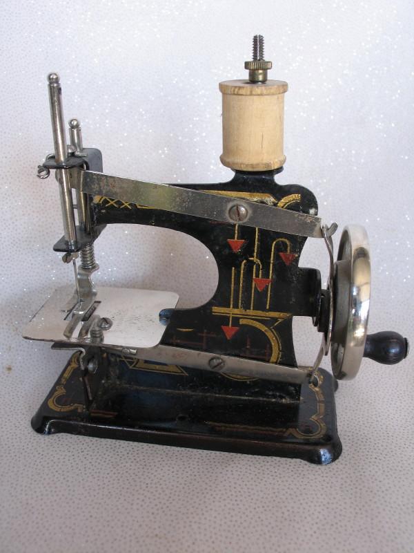 Pressed tin Muller Toy Sewing Machine, incised bird of paradise//Germany. R
