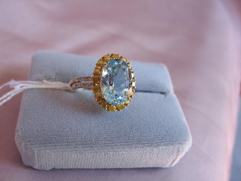 Ladies dress ring 14K yellow Gold, stamped 14K. Oval large 7.8ct sky blue T