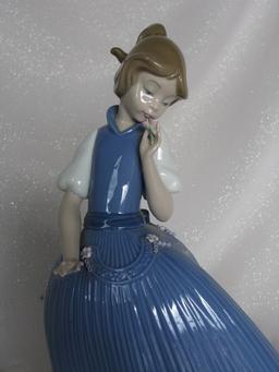 Vintage 'Lladro Daisa' 1981 Girl figurine 28cm in a blue flowing gown, regl
