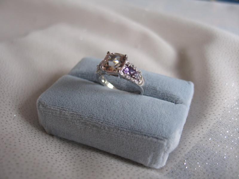 Ladies dress ring 10K white Gold, stamped 10K. Light peach Morganite 2.60ct