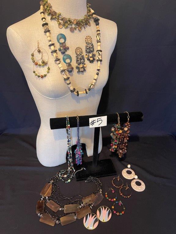 BEADED NECKLACE AND EARRINGS,