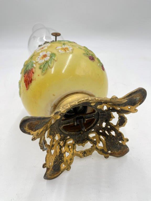 DECORATIVE DAISY ANTIQUE OIL LAMP