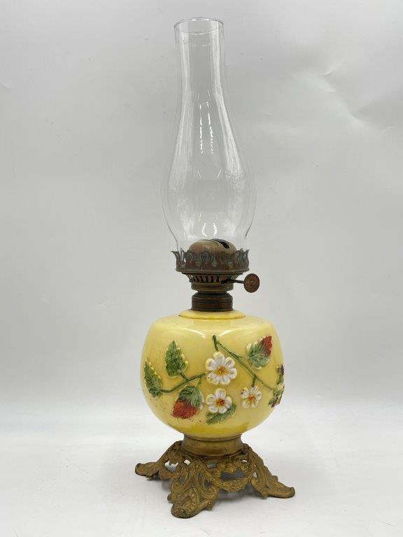 DECORATIVE DAISY ANTIQUE OIL LAMP