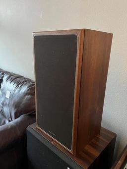 FISHER SPEAKER SYSTEM ST-925 AND UNITED AUDIO RECORD PLAYER