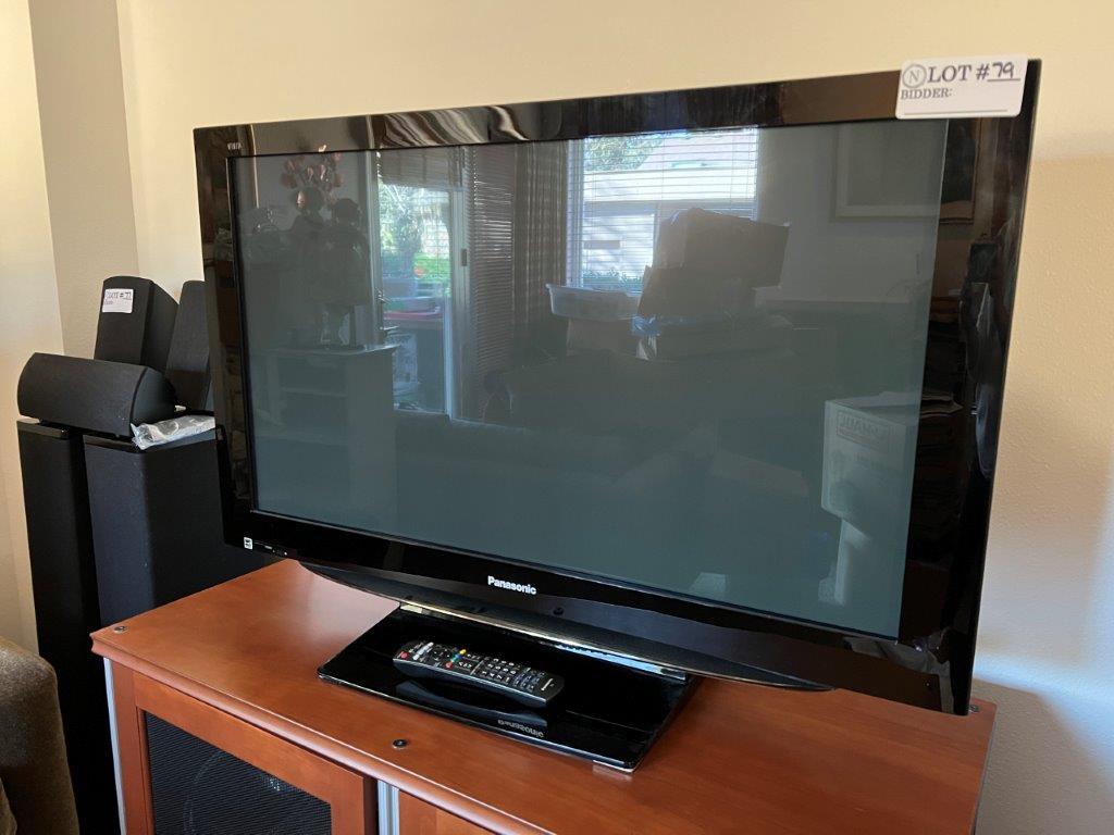 FLAT SCREEN PANASONIC TV WITH REMOTE