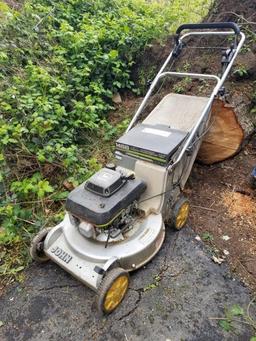 JOHN DEER PUSH MOWER LOT