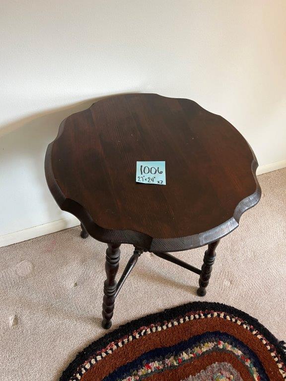 Dark Stain Side Table with Turned Spindle Legs, and an Oval Area Rug