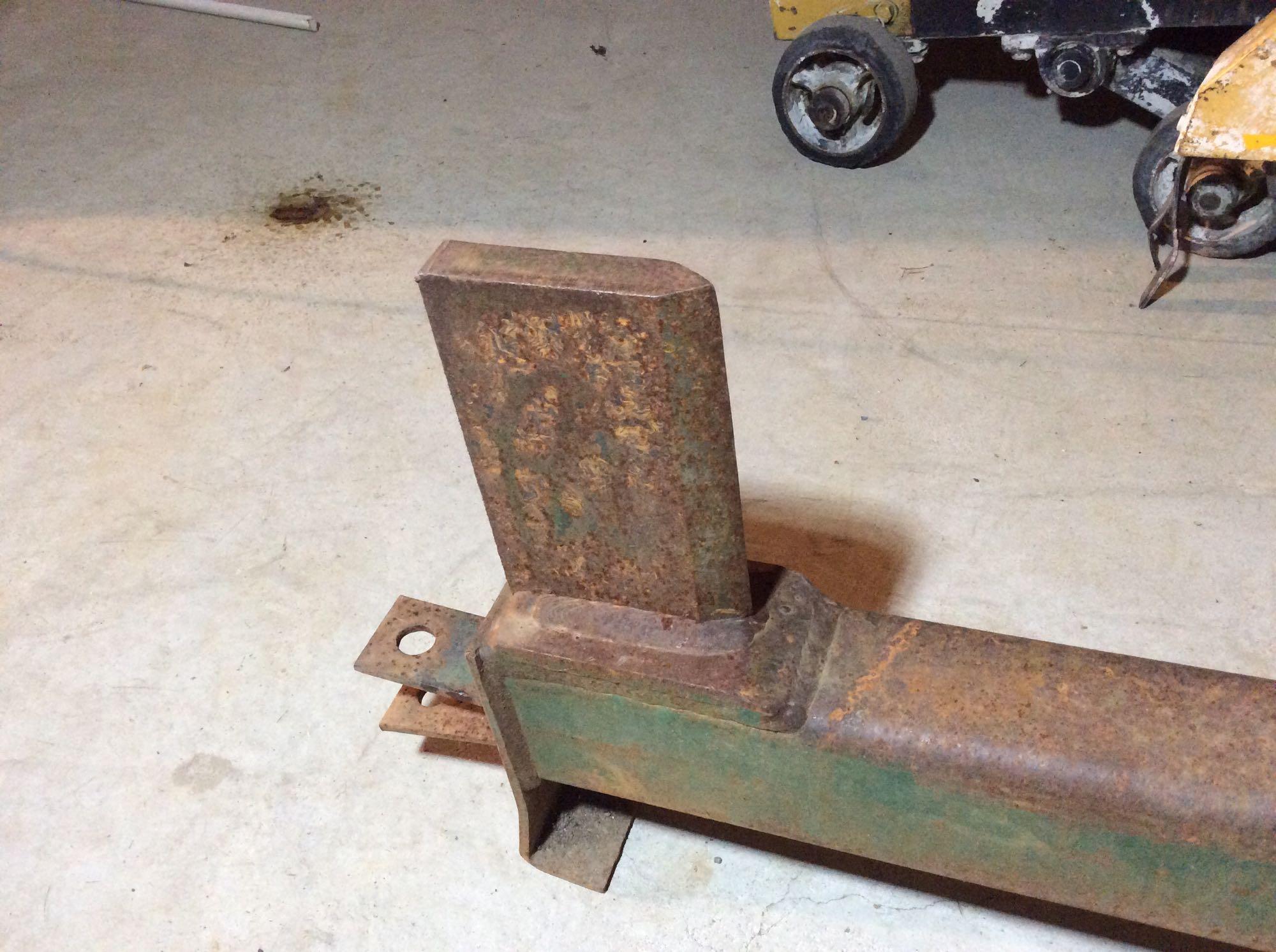 Wood splitter with Briggs & Stratton 5 HP engine