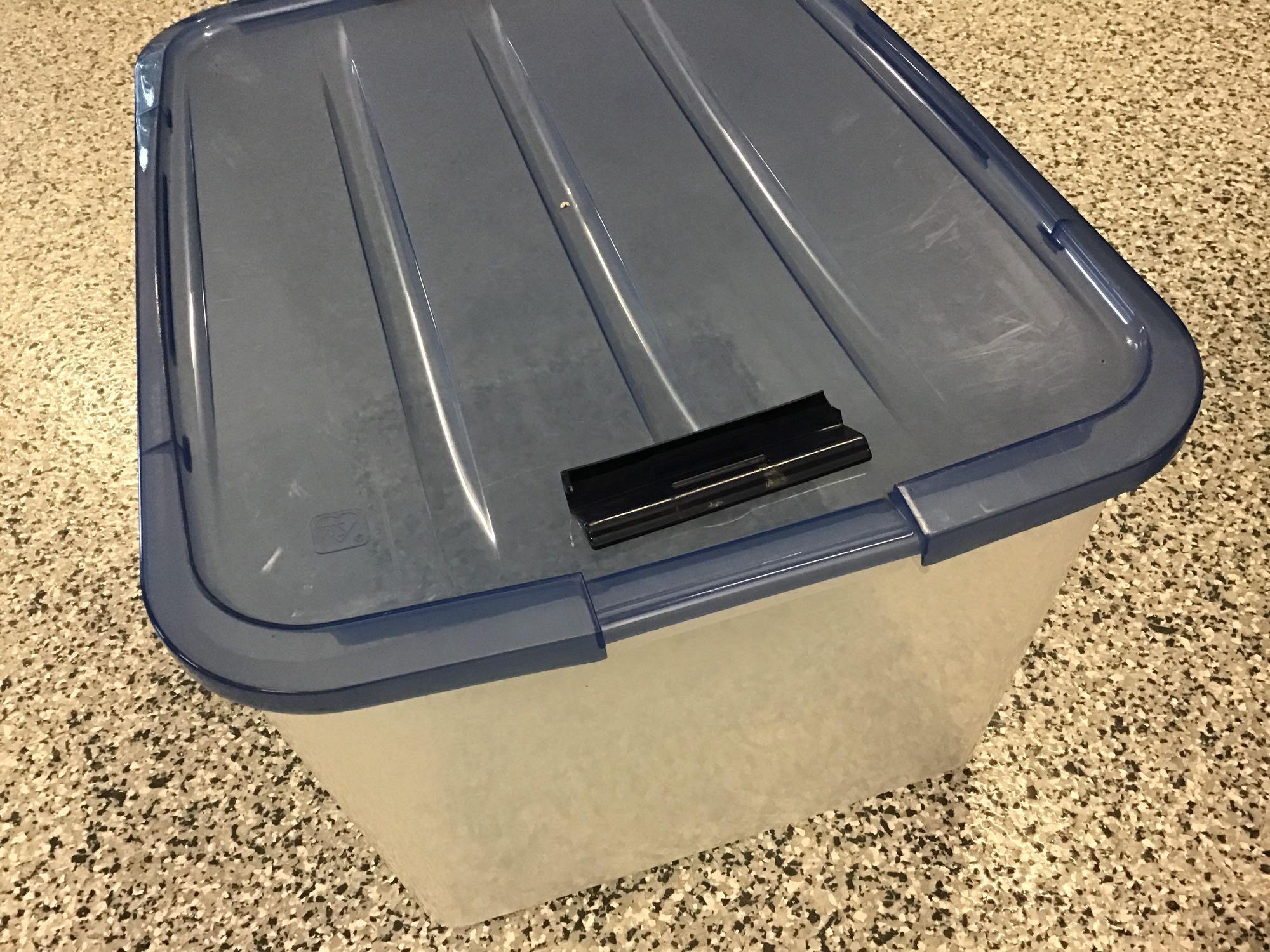 2 storage containers with lids