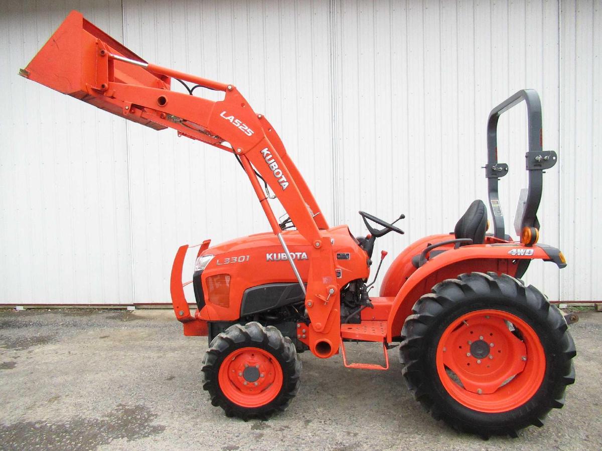 Kubota L3301 Compact Tractor w/Loader