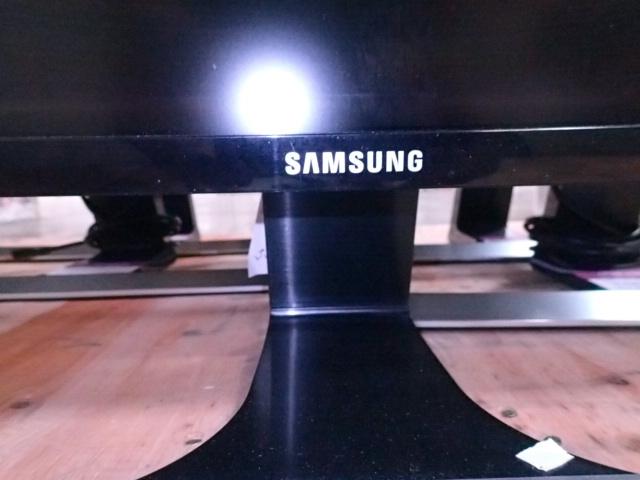 5 Samsung Monitors