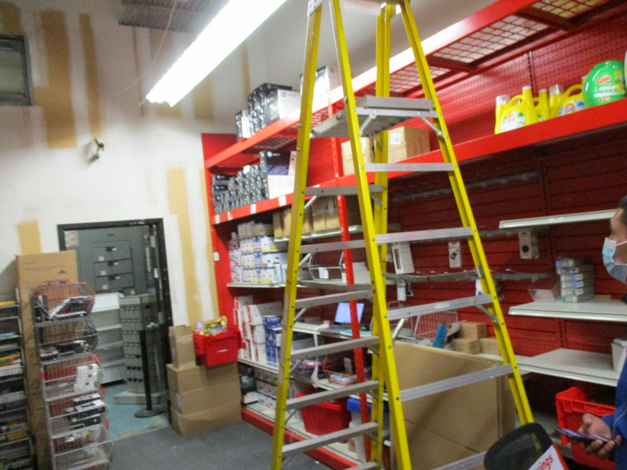 8ft Fiberglass Step Ladder