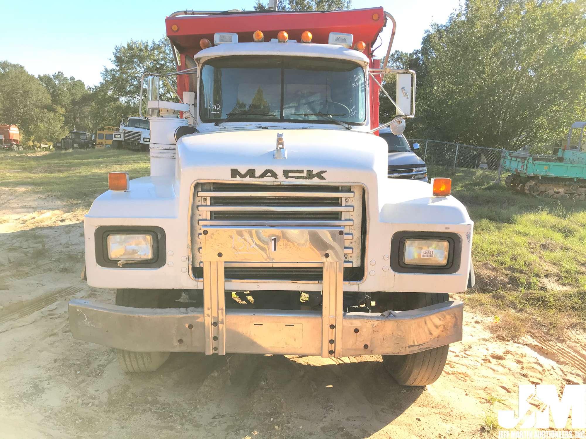 2001 MACK RD688S VIN: 1M2P267C21M055986 T/A DUMP TRUCK