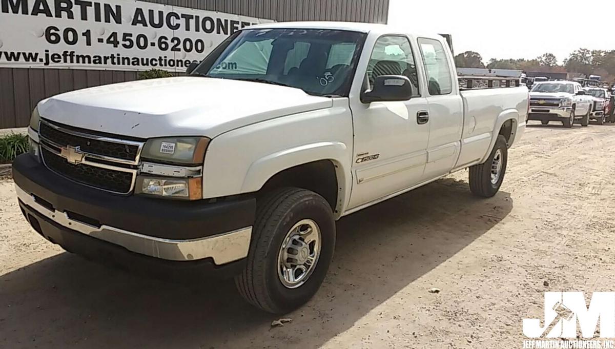 2005 CHEVROLET SILVERADO 2500HD VIN: 1GCHC29255E303098 EXT CAB PICKUP