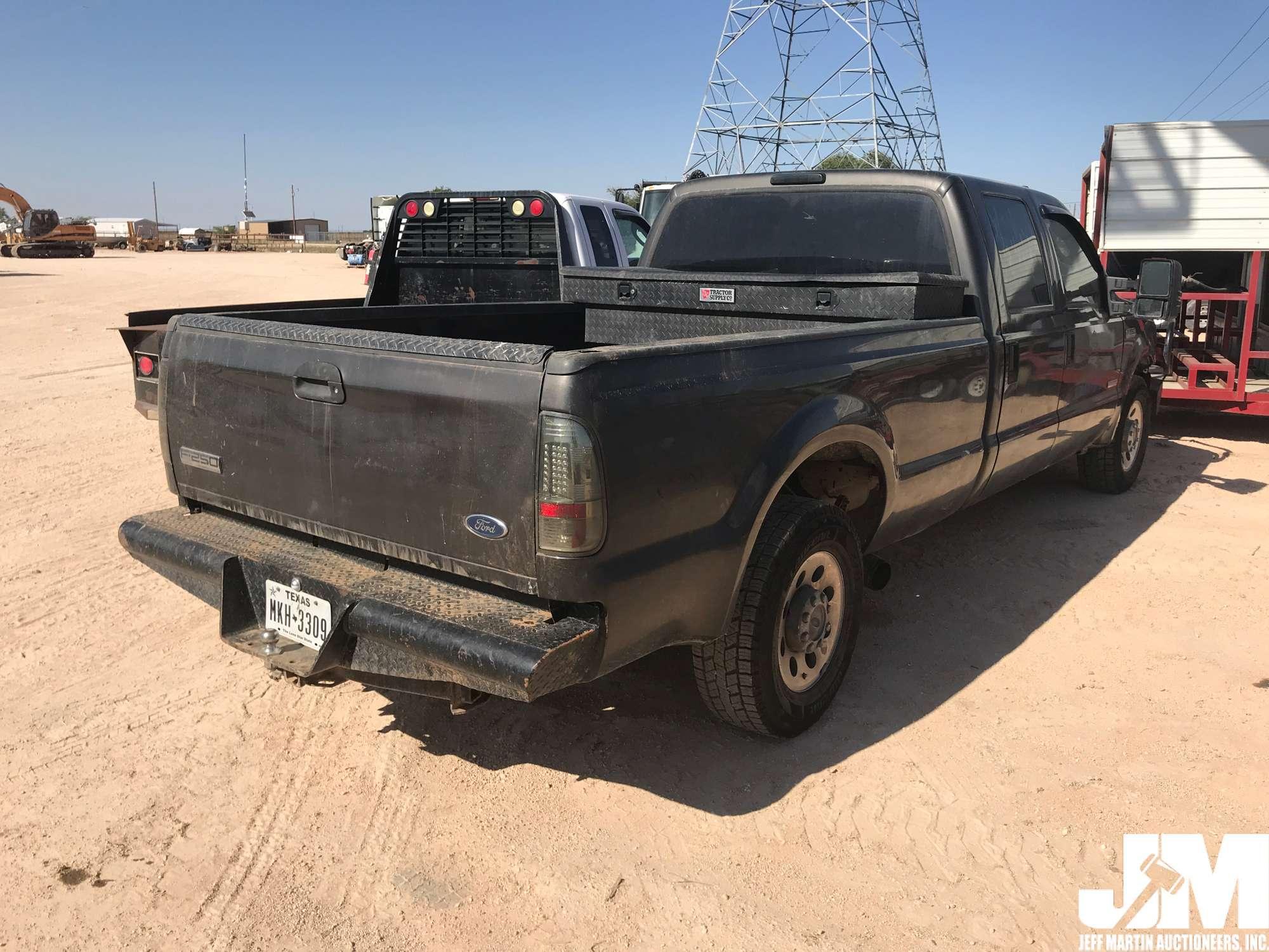 2005 FORD F-250XLT CREW CAB 4X4 3/4 TON PICKUP VIN: 1FTSW20P75EC59143