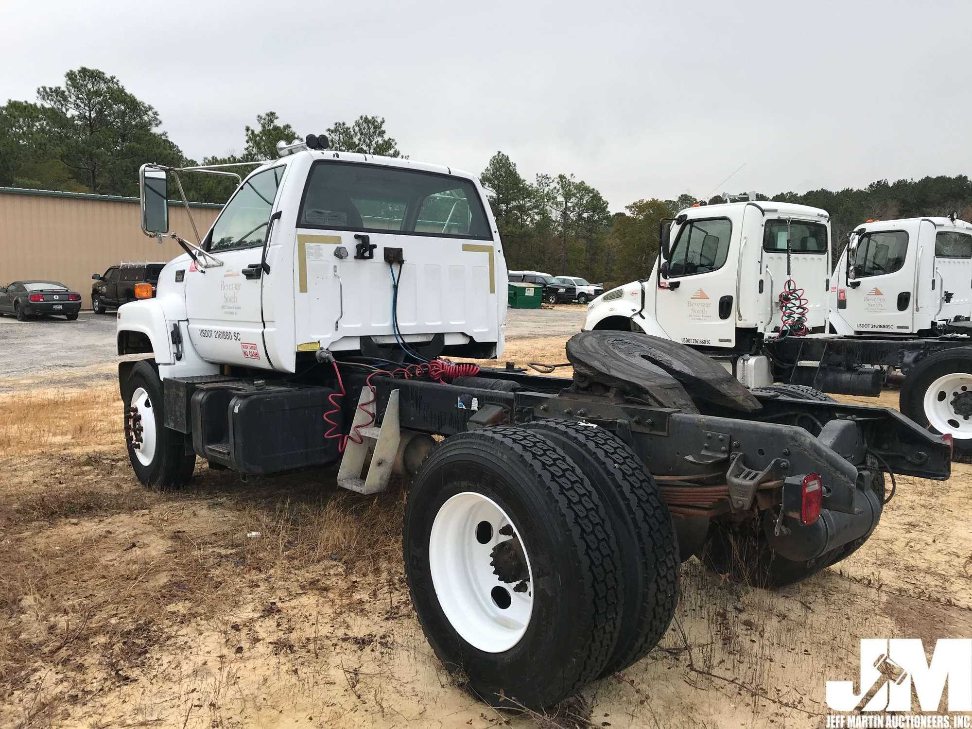 2002 GMC C7 VIN: 1GDM7H1C52J502483 SINGLE AXLE DAY CAB TRUCK TRACTOR