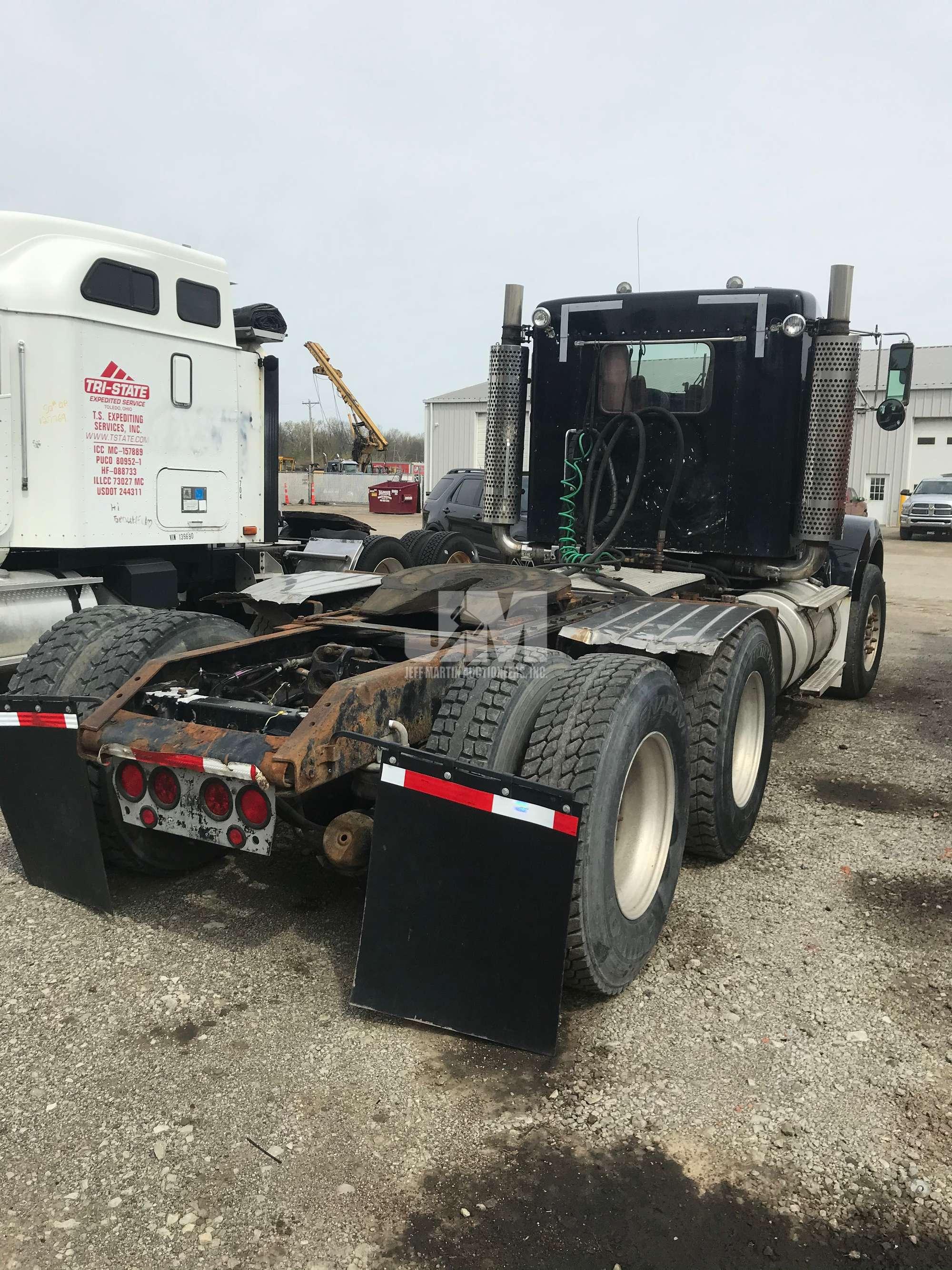 2005 KENWORTH T800 VIN: 1XKDDB9X25J981584 TANDEM AXLE DAY CAB TRUCK TRACTOR