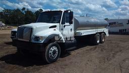 2002 INTERNATIONAL 7400 TANDEM AXLE WATER TRUCK VIN: 1HTWHADT02J042407