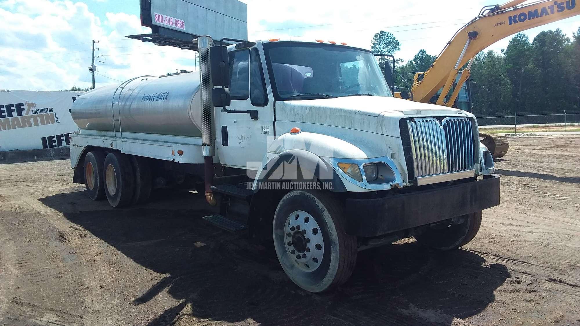 2002 INTERNATIONAL 7400 TANDEM AXLE WATER TRUCK VIN: 1HTWHADT02J042407