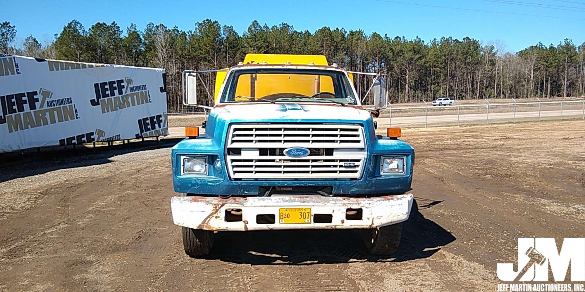 1992 FORD F-700 VIN: 1FDPF70J2NVA28337 S/A FUEL & LUBE TRUCK