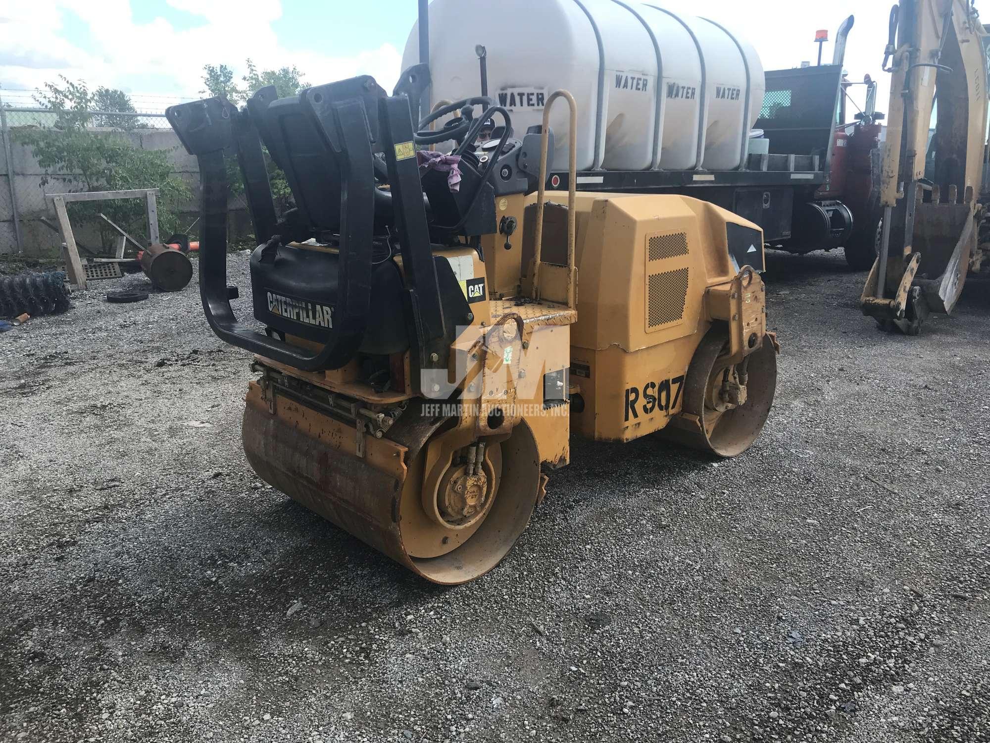 2008 CATERPILLAR CB24 TANDEM VIBRATORY ROLLER SN: 24000139