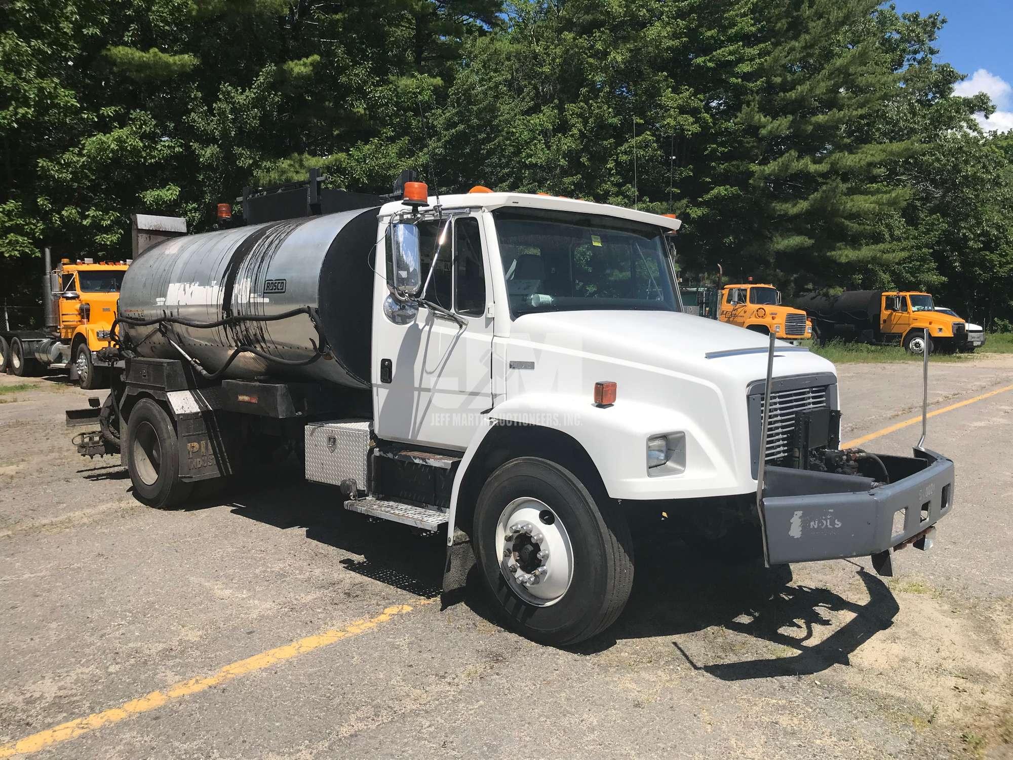 2001 FREIGHTLINER FL70 VIN: 1FVABTBV21DH31605 ASPHALT DISTRIBUTOR TRUCK