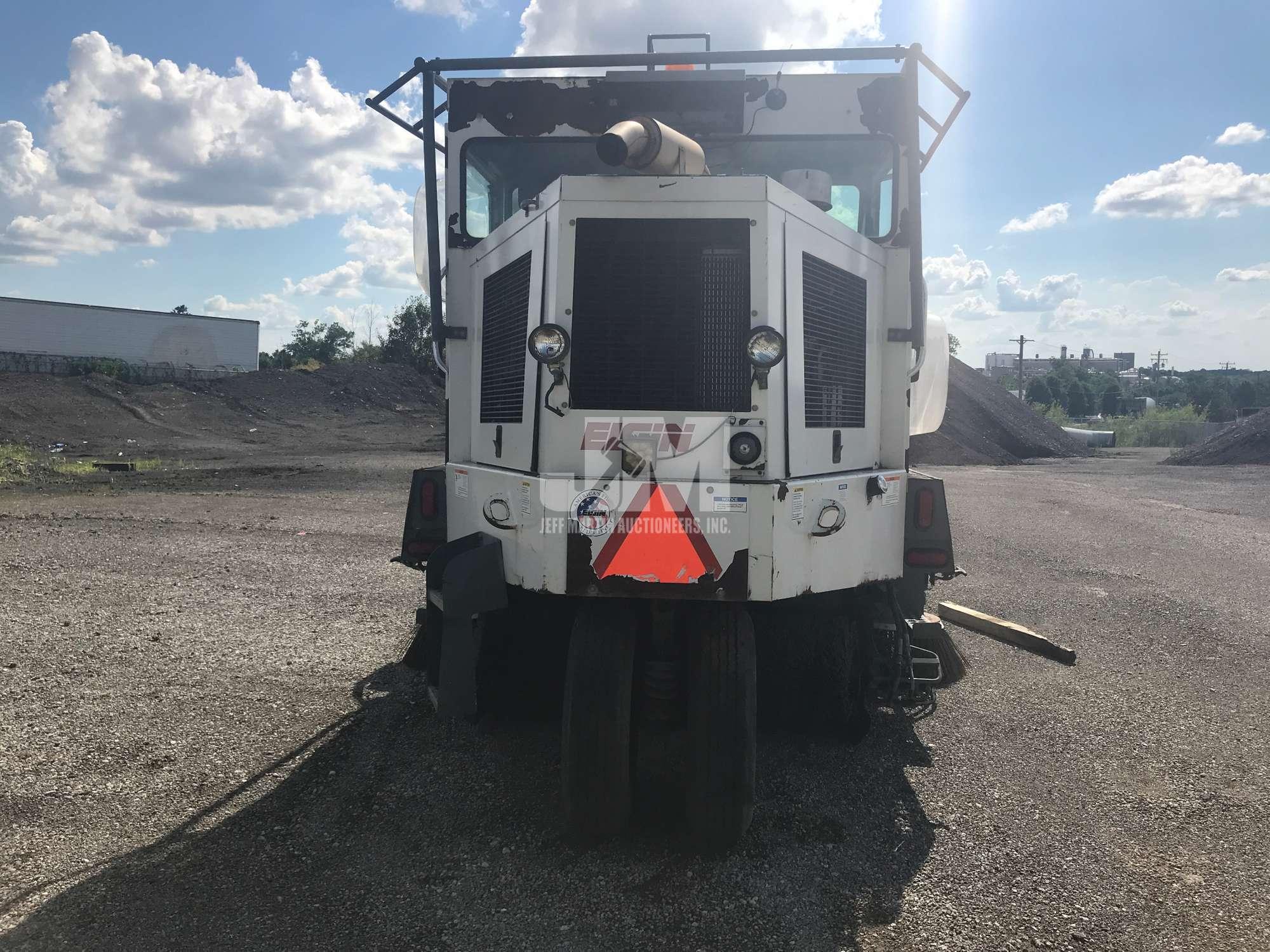 2006 ELGIN PELICAN P5008D SN: 4986 BROOM TRACTOR