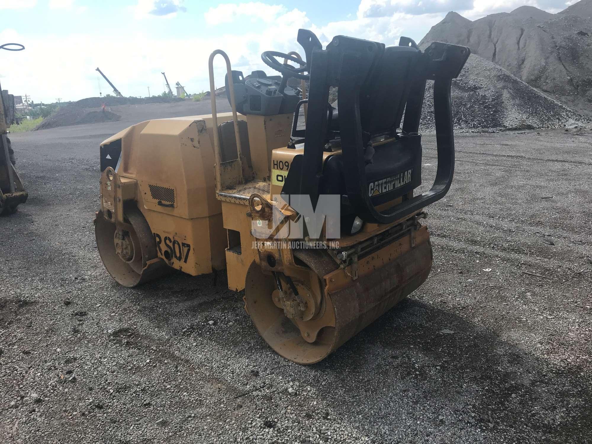 2008 CATERPILLAR CB24 TANDEM VIBRATORY ROLLER SN: 24000139