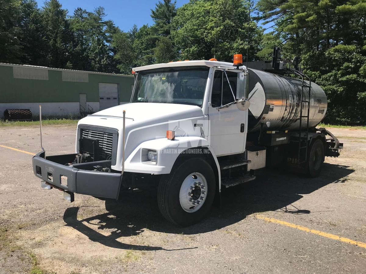 2001 FREIGHTLINER FL70 VIN: 1FVABTBV21DH31605 ASPHALT DISTRIBUTOR TRUCK