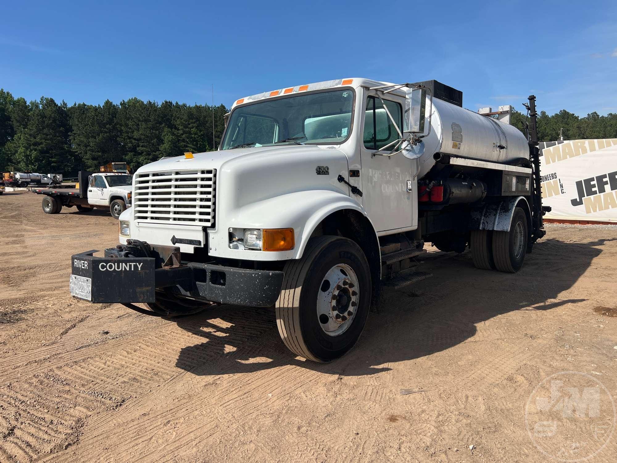 2001 INTERNATIONAL 4700 VIN: 1HTSCABN41H378861 SINGLE AXLE ASPHALT DISTRIBUTOR TRUCK