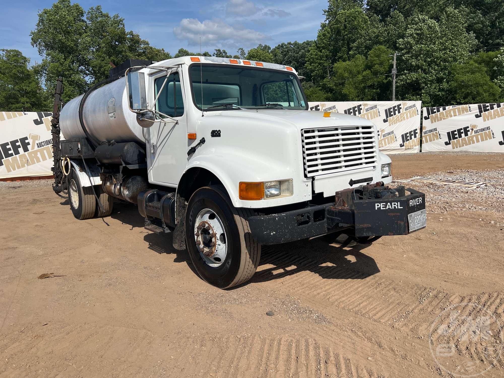 2001 INTERNATIONAL 4700 VIN: 1HTSCABN41H378861 SINGLE AXLE ASPHALT DISTRIBUTOR TRUCK