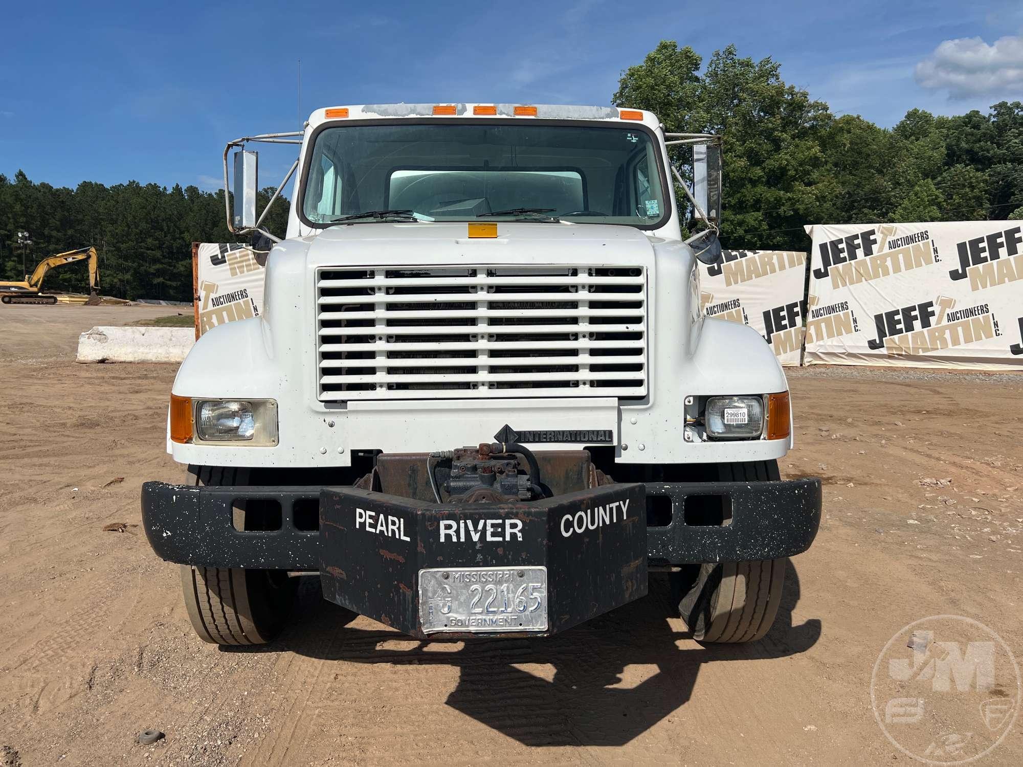 2001 INTERNATIONAL 4700 VIN: 1HTSCABN41H378861 SINGLE AXLE ASPHALT DISTRIBUTOR TRUCK