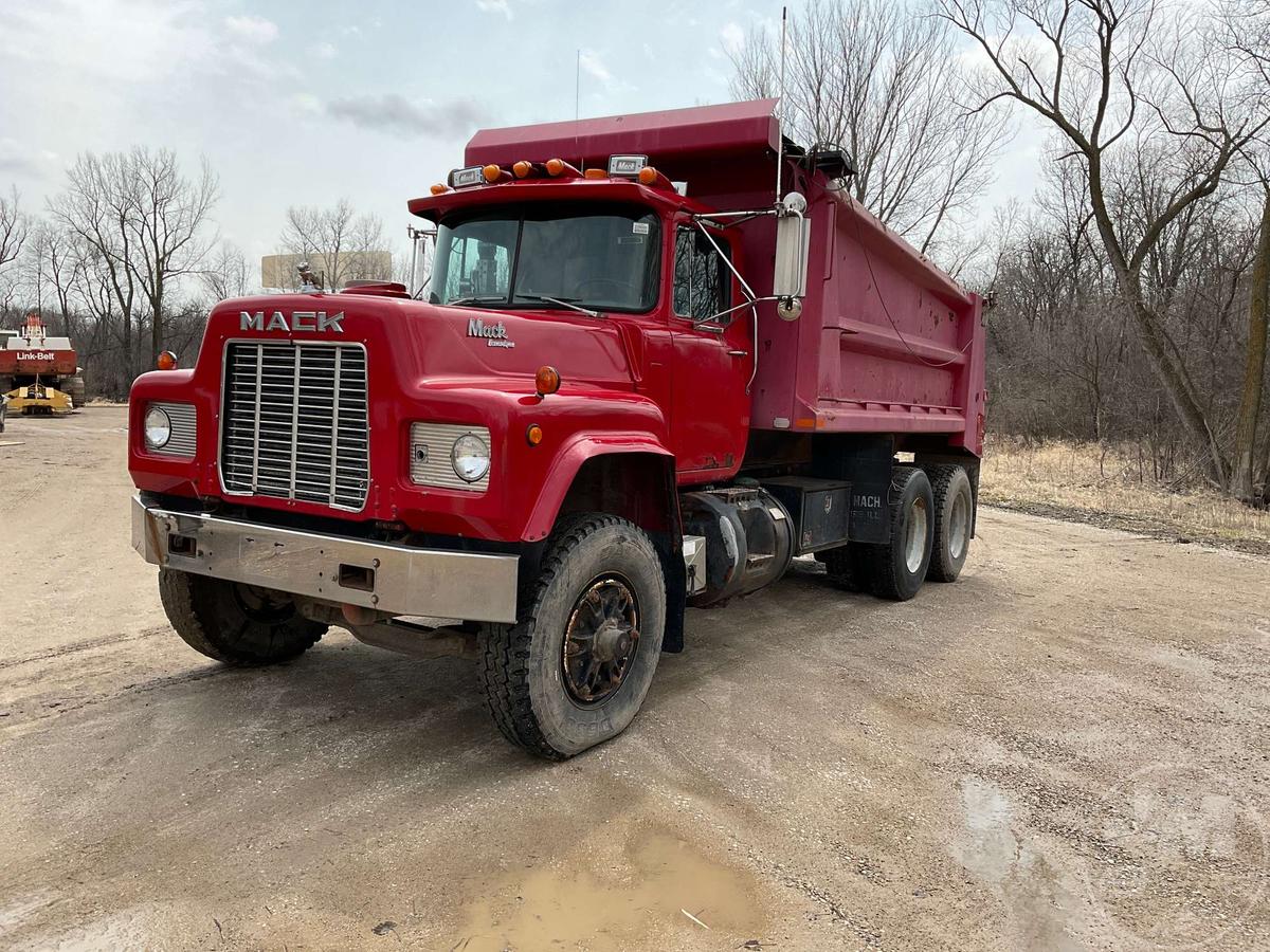 1987 MACK RD685S TANDEM AXLE DUMP TRUCK VIN: 1M2P132C5HA011873