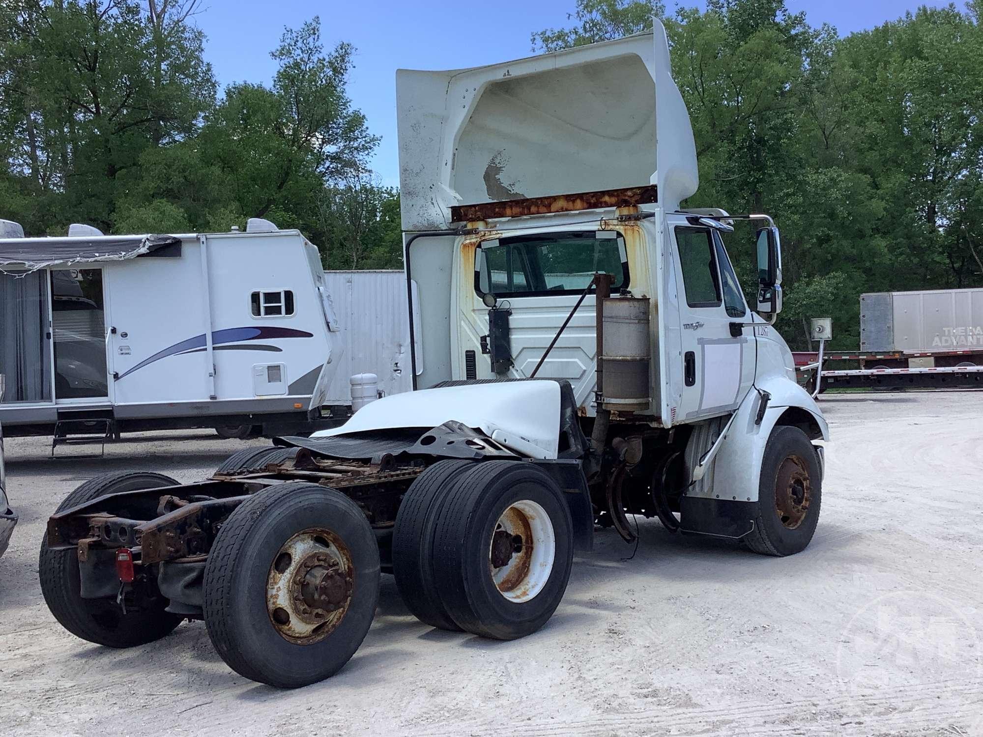 2011 INTERNATIONAL 8600 SBA VIN: 1HSHXSJR1BJ363841 T/A DAY CAB